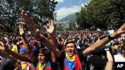 Protesting students shout slogans against Venezuela's President Nicolas Maduro in Caracas, Venezuela, Friday, Feb. 14, 2014. Students are protesting the Wednesday killings of two university students who were shot in different incidents following an anti-g