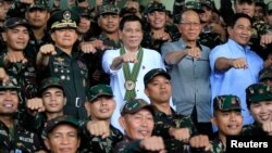 ဖိလစ်ပိုင် သမ္မတ Rodrigo Duterte ။ (အလယ်)