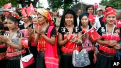 NLD ထောက်ခံသူ ဒေသခံများ။ (၂၀၁၅ ရွေးကောက်ပွဲ စည်းရုံးရေးခရီးစဉ်)