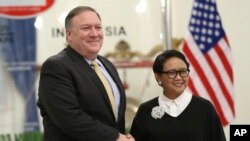 အမေရိကန်နိုင်ငံခြားရေးဝန်ကြီးMike Pompeo နဲ့ အင်ဒိုနီးရှား နိုင်ငံခြားရေးဝန်ကြီး Retno Marsudi (သြဂုတ် ၄၊ ၂၀၁၈) 