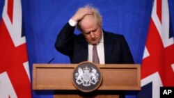 Premye Minis Britanik la Boris Johnson pandan yon konferans pou lapres nan Lond, Samdi 27 Nov. 2021.