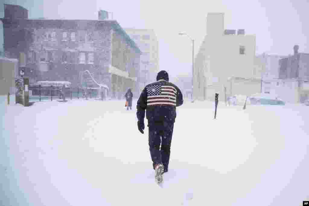 A man pushes his way through a winter snowstorm in Atlantic City, N.J., Thursday, Jan. 4, 2018. A massive winter storm swept from the Carolinas to Maine on Thursday. (AP Photo/Matt Rourke)