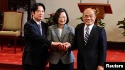 Former premier William Lai, left, Taiwan President Tsai Ing-wen and new premier Su Tseng-chang, right, join hands after a news conference in Taipei, Taiwan, Jan. 11, 2019.