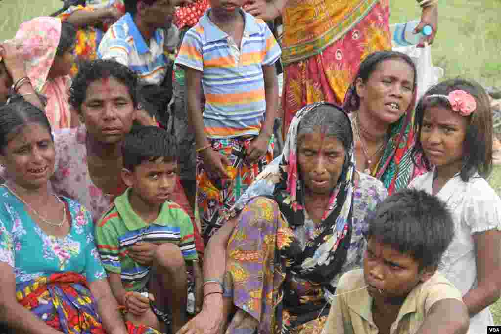 Families gather near a mass grave site where bodies of Hindus were found, in Northern Rahine state, Myanmar, Sept. 27, 2017. (Moe Zaw and Sithu Naing/VOA Burmese)