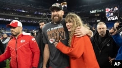 Kansas City Chiefs ကစားသမား Travis Kelce နဲ့ ကမ္ဘာကျော်အဆိုတော် Taylor Swift (ဇန်နဝါရီ ၂၈၊ ၂၀၂၄)