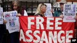 Patizan fondatè WikiLeaks la, Julian Assange, ki t ap manifeste devan andasad Ekwatè a nan Lond pou mande libète pou li kite La Grann Bretay.