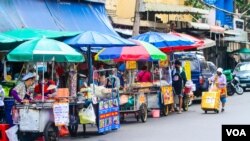 Bangkok is famous for its street food vendors and more international arrivals means more business for the economy, Bangkok, Thailand, Sept. 12, 2021. (Tommy Walker/VOA)