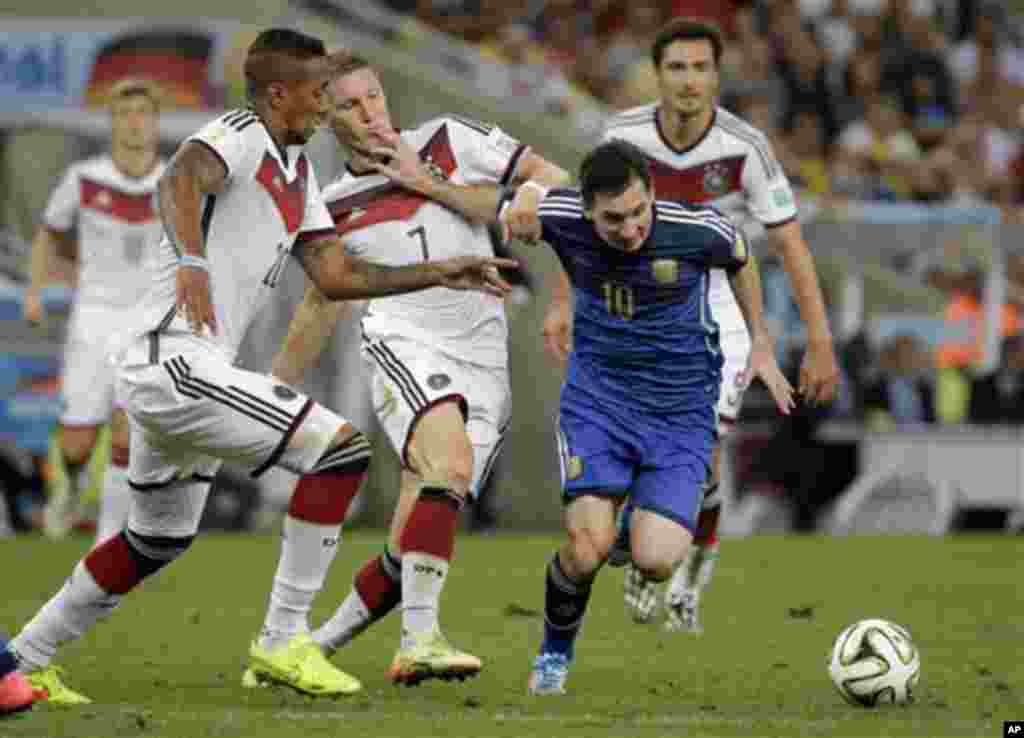 Germany's Bastian Schweinsteiger tries to stop Argentina's Lionel Messi's attack during the World Cup final soccer match between Germany and Argentina at the Maracana Stadium in Rio de Janeiro, Brazil, Sunday, July 13, 2014. (AP Photo/Felipe Dana)