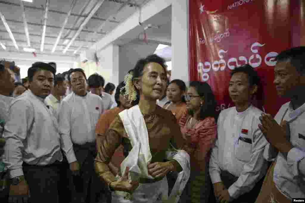 ရန်ကုန်မြို့ NLD ရုံးချုပ်မှာ ကျင်းပတဲ့ ဒီကနေ့ ကျရောက်တဲ့ ၆၈ နှစ်မြောက် လွတ်လပ်ရေးနေ့ အခမ်းအနား အမျိုးသားဒီမိုကရေစီအဖွဲ့ချုပ် ဥက္ကဋ္ဌ ဒေါ်အောင်ဆန်းစုကြည် ရောက်ရှိ