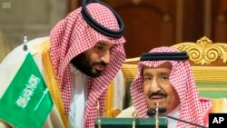 Prens Eritye Sawoudyen Mohammed Bin Salman Kap pale ak Papa li Wa Salman. AP/ Ajans Près Sawoudyen