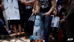 Pro-democracy students burn a portrait of Thailand's Prime Minister Prayuth Chan-o-cha in front of the Government House in Bangkok, Thailand, July 24, 2020. REUTERS/Jorge Silva