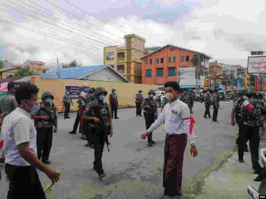 စက်တင်ဘာလ ၀၉ ရက်နေ့က ရခိုင်ပြည်နယ်စစ်တွေမှာ အင်တာနက်တွေ ပြန်ဖွင့်ပေးဖို့ ဆန္ဒဖော်ထုတ်ခဲ့တဲ့ ကျောင်းသားသုံးယောက်ကို ပြန်မလွှတ်ပေးတာကြောင့် ဒီကနေ့ နေ့လည် တနာရီလောက်မှာ စစ်တွေမြို့မ ရဲစခန်းရှေ့ လူအများအပြားလာရောက် စုဝေးနေကြတဲ့ မြင်ကွင်း။ (စက်တင်ဘာ ၁၀၊ ၂၀၂၀)