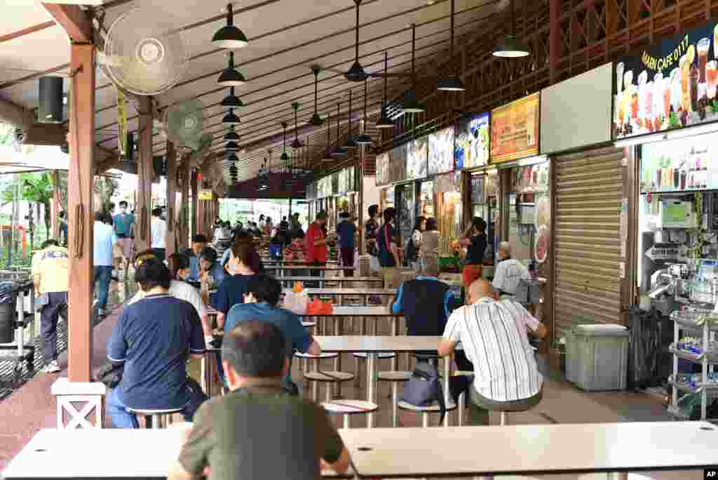 စကာၤပူနိုင်ငံ Newton Food Center မှာ တွေ့ရတဲ့ မြင်ကွင်း။ (ဇွန် ၁၉၊ ၂၀၂၀)